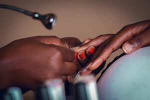 Crie Designs de Unhas Maravilhosas no Conforto do Seu Lar