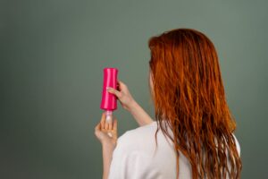 Cuidados com os Cabelos para Evitar Frizz e Manter a Hidratação